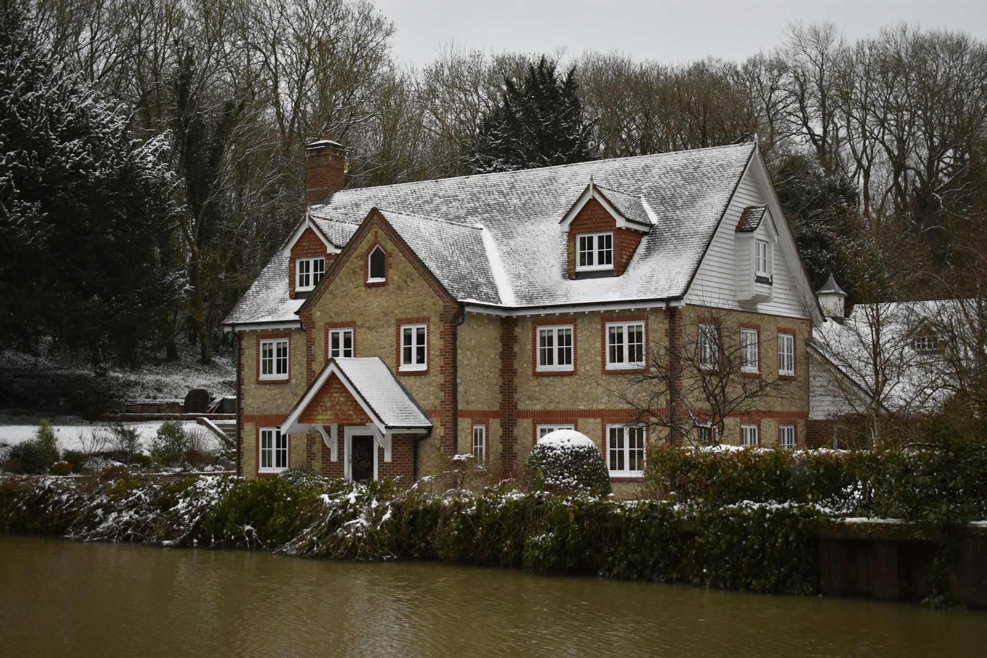 a picture of a wintery house